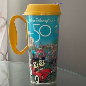 DISNEY WORLD 50th Anniversary Plastic Whirly Tumbler Cup Gold‎ Handle With Lid